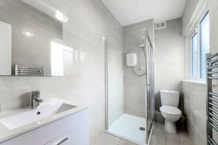 tips to make small bathroom look bigger